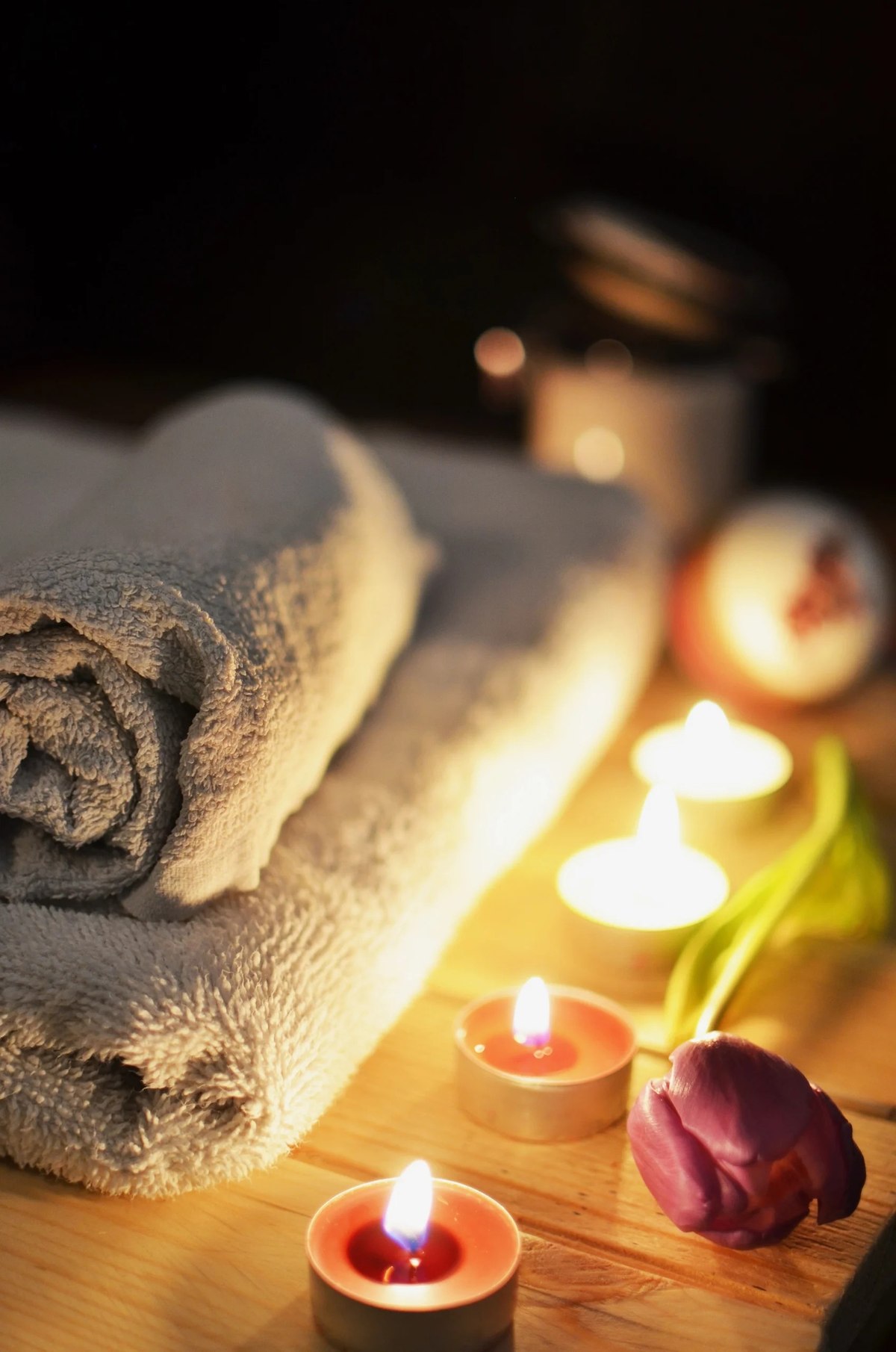 Handtücher und Kerzen für die ayurvedische Wohlfühlmassage